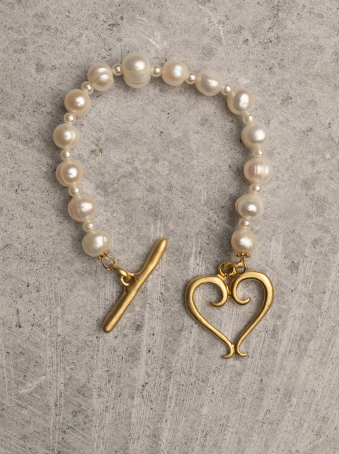 Pulsera de perlas de agua dulce con broche de corazón dorado