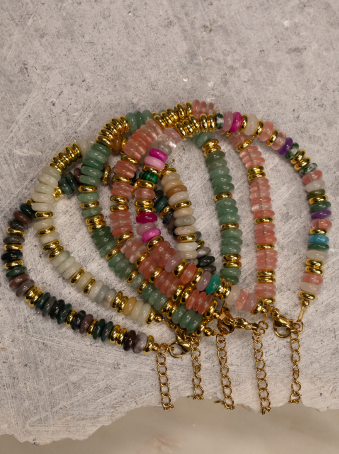 Pulsera con piedras verdes semipreciosas y detalles dorados
