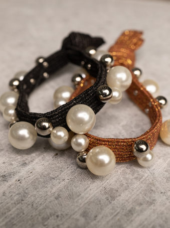Pulsera elástica con perlas y cuentas metálicas – Uso doble