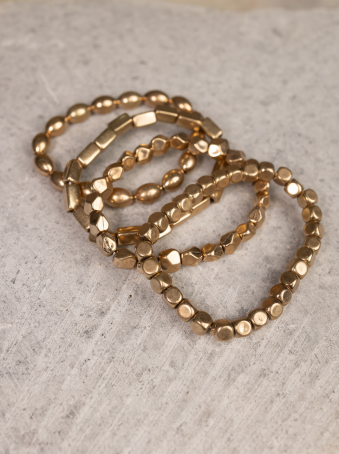 Set de 4 pulseras elásticas doradas con cuentas geométricas
