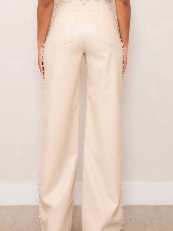Pantalón Efecto Cuero ivory con Detalle de Perlas Laterales