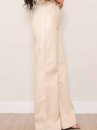 Pantalón Efecto Cuero ivory con Detalle de Perlas Laterales