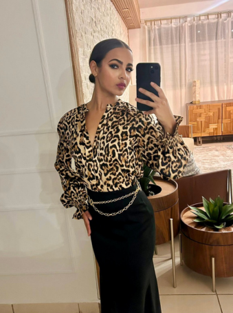 Blusa estampado Animal Print, en tonos marrón y negro