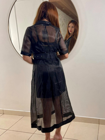 Vestido negro con transparencias y cinturón ajustable