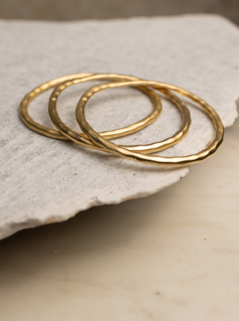 Set de 3 pulseras turcas doradas con textura martillada