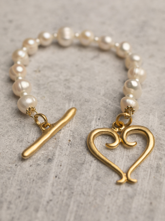 Pulsera de perlas de agua dulce con broche de corazón dorado