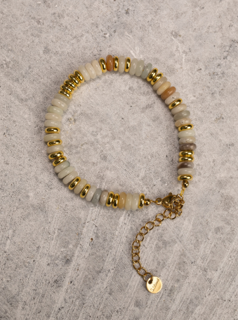 Pulsera neutra con piedras semipreciosas y detalles dorados