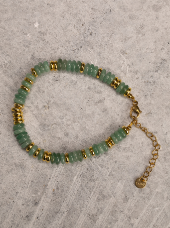 Pulsera con piedras verdes semipreciosas y detalles dorados