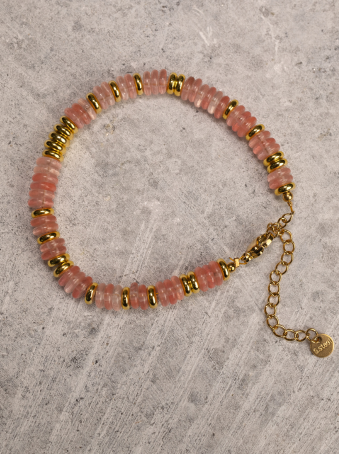 Pulsera rosada con piedras semipreciosas y detalles dorados