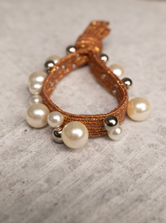 Pulsera elástica con perlas y cuentas metálicas – Uso doble