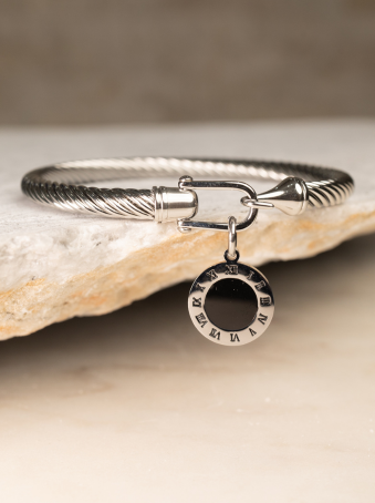Pulsera rígida con diseño de cable trenzado y dije circular esmaltado – Alta gama