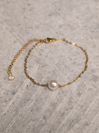 Pulsera dorada con perla central