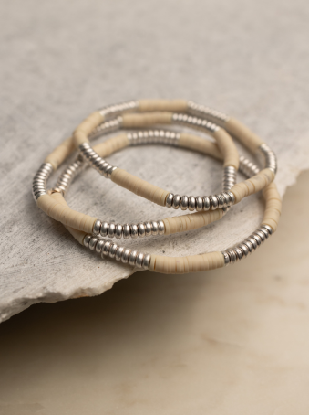 Set de 3 pulseras elásticas en crema y plateado