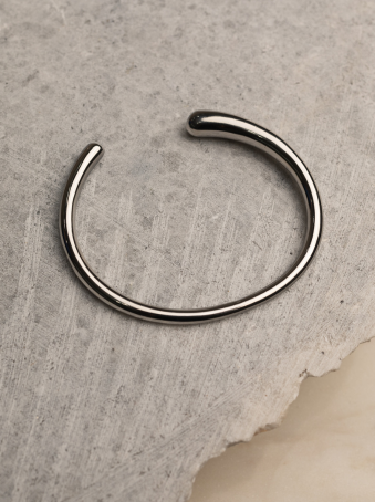 Brazalete abierto en acero inoxidable plateado