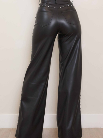 Pantalón Efecto Cuero Negro con Detalle de Perlas Laterales