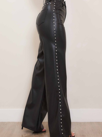 Pantalón Efecto Cuero Negro con Detalle de Perlas Laterales
