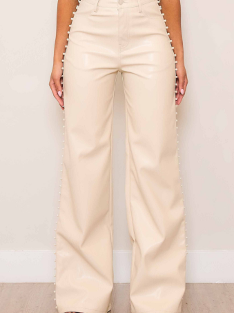 Pantalón Efecto Cuero ivory con Detalle de Perlas Laterales