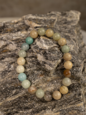 Pulsera elástica de imitación piedra natural tonos tierra.
