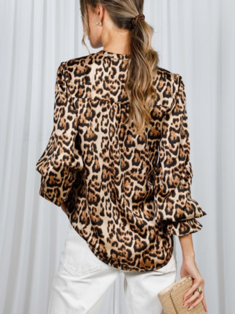 Blusa estampado Animal Print, en tonos marrón y negro