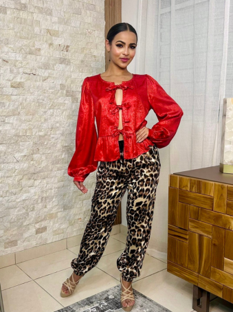 Blusa satinada roja con lazo frontal y mangas globo