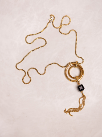 Collar en acero inoxidable dorado con dije geométrico y flecos en cadena