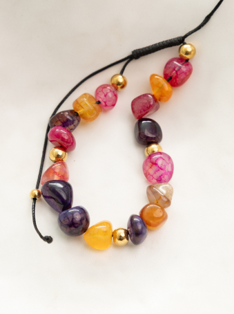 Pulsera ajustable con piedras tipo imitación ágata y detalles dorados