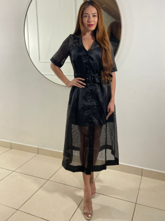 Vestido negro con transparencias y cinturón ajustable
