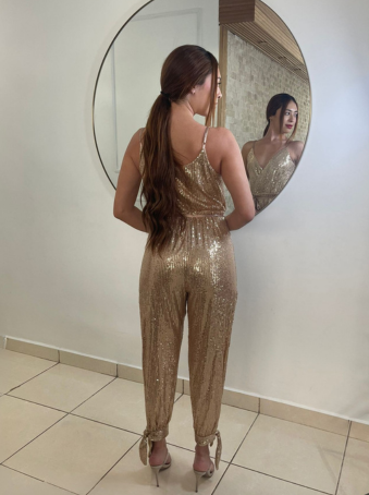 Jumpsuit dorado con lentejuelas, cinturón y bolsillos