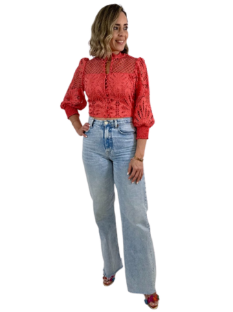 Blusa Coral de Encaje con Mangas Abullonadas